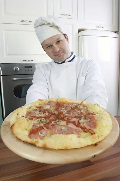 Chef-kok en pizza — Stockfoto