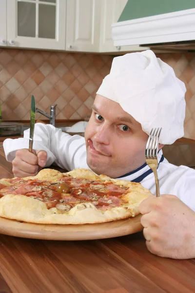 Chef-kok en pizza — Stockfoto