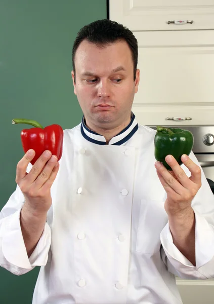 Chef-kok en paprika 's — Stockfoto