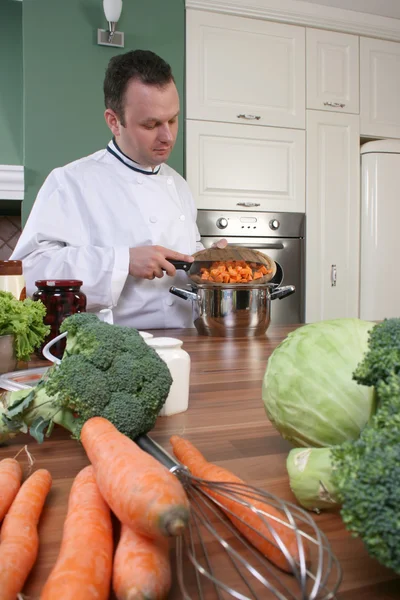 Chef-kok in de keuken — Stockfoto