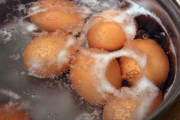 Huevos hirviendo — Foto de Stock