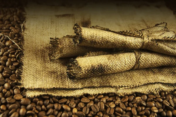 Koffiebonen en weefsel — Stockfoto