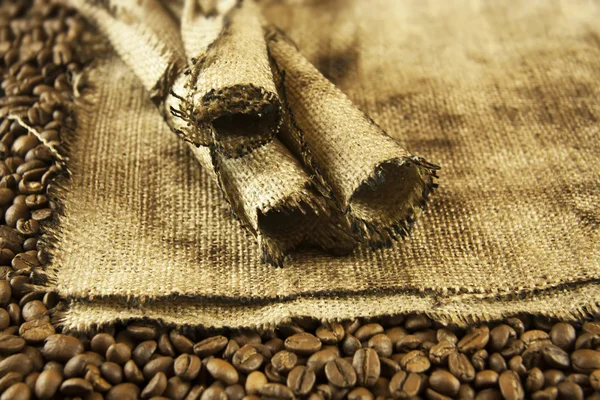 Kaffeebohnen und Gewebe — Stockfoto