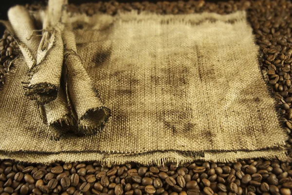 Kaffeebohnen und Gewebe — Stockfoto