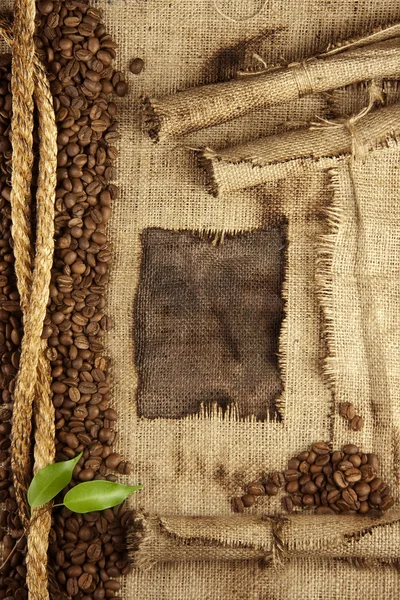 Koffiebonen en weefsel — Stockfoto