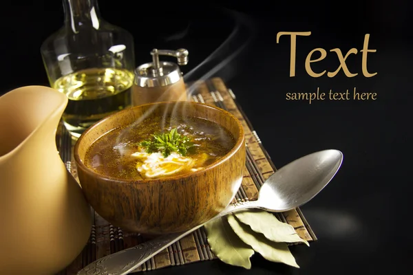 Suppe in einer Holzschüssel mit — Stockfoto