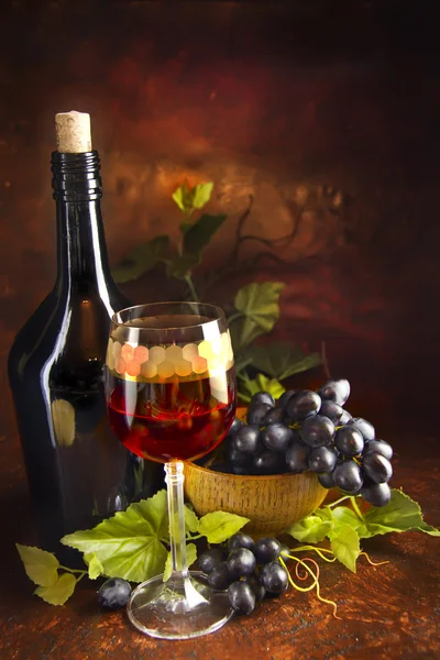 Келих вина з виноградом — стокове фото