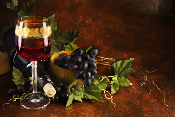 Bicchiere di vino con uva — Foto Stock