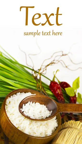 Rýže v dřevěné misce — Stock fotografie