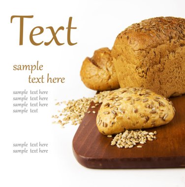 bir kesme tahtası üzerinde ekmek