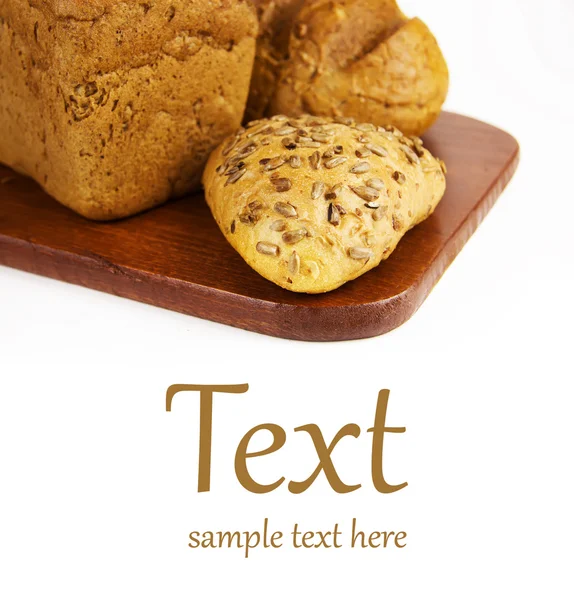 Bir kesme tahtası üzerinde ekmek — Stok fotoğraf