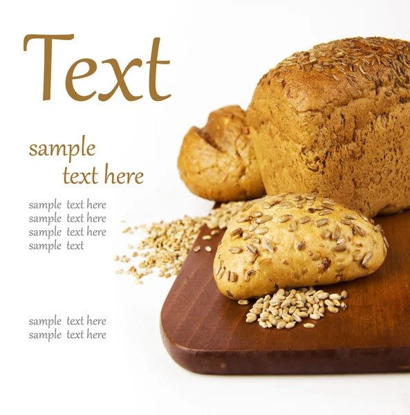Brood op een snijplank — Stockfoto