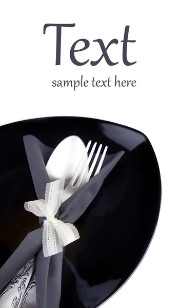Placa negra con tenedor y cuchara en servilleta — Foto de Stock