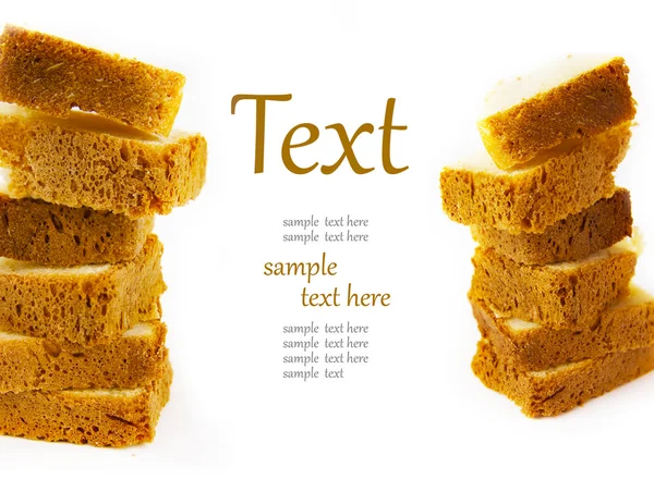 Segmenten van vers brood op een witte achtergrond — Stockfoto