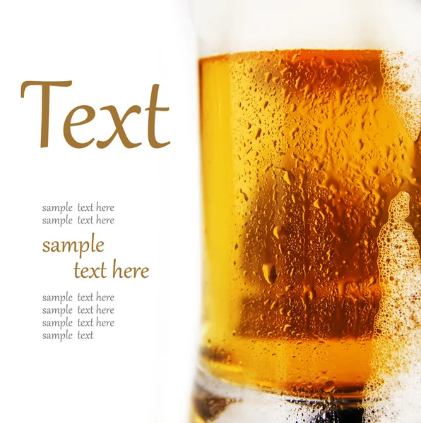 Zimnej szklance piwa z pianki — Zdjęcie stockowe