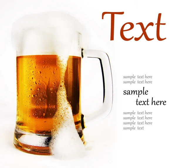 Koud glas bier met schuim — Stockfoto