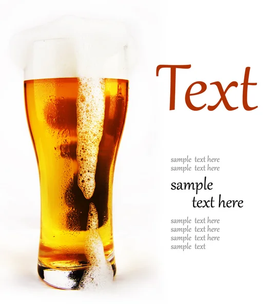 Zimnej szklance piwa z pianki — Zdjęcie stockowe