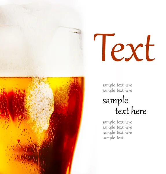 Kaltes Glas Bier mit Schaum — Stockfoto