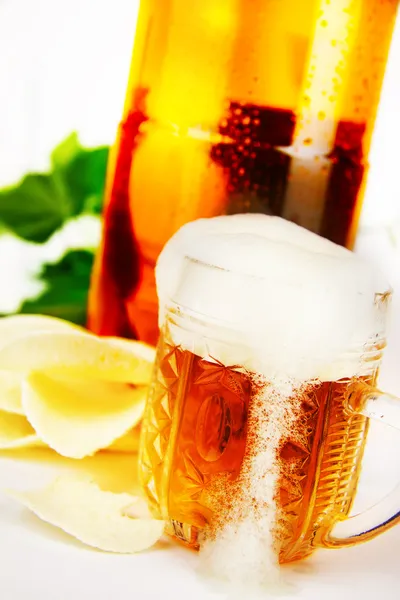Glas bier op de achtergrond van een plastic fles — Stockfoto