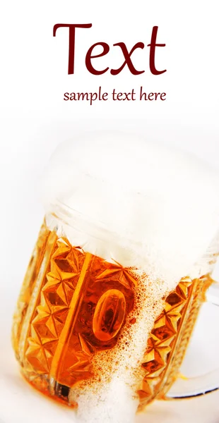 Beyaz arka planda bir bardak bira — Stok fotoğraf