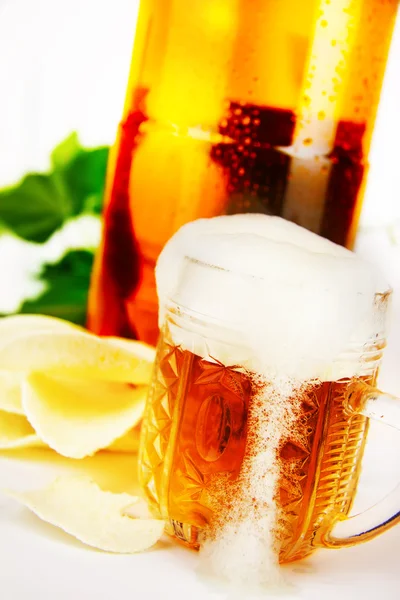 Szklanki piwa na tle butelki z tworzyw sztucznych — Zdjęcie stockowe