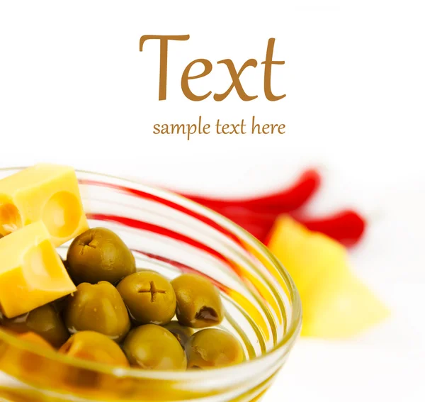 Оливки с ломтиками сыра в стакане — стоковое фото