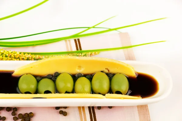 Olive verdi nella salsa — Foto Stock