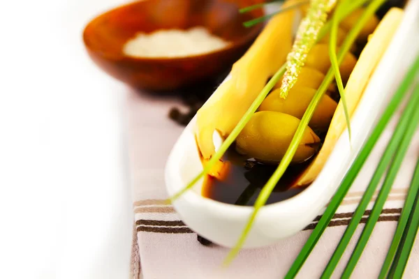 Grüne Oliven in der Sauce — Stockfoto