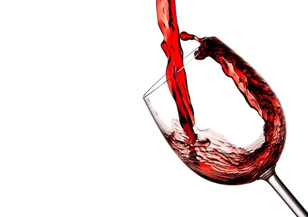 Rotwein in ein Weinglas gegossen — Stockfoto