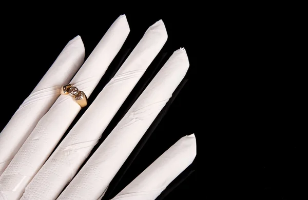 Serviette mão com anel de casamento — Fotografia de Stock