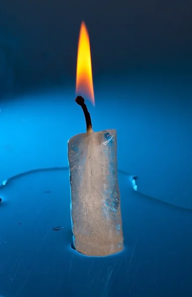 Vela ardente feita de gelo — Fotografia de Stock
