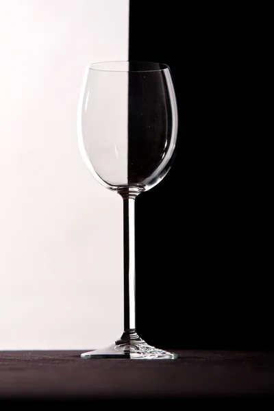 Vidro de vinho de cristal com fundo de contraste — Fotografia de Stock