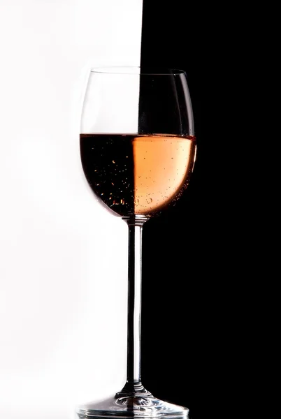 Copo de vinho de cristal com vinho — Fotografia de Stock