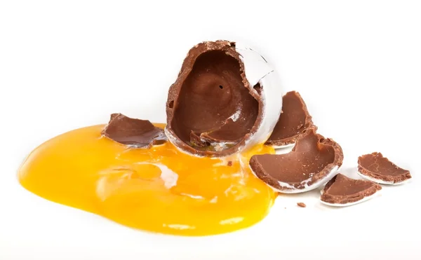 Ovo de chocolate partido com gema de ovo — Fotografia de Stock