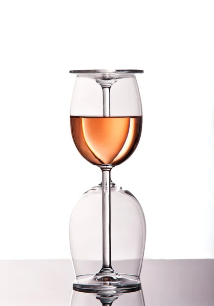 Gül şarabı ile iki ayaklı büyük kadehler — Stok fotoğraf