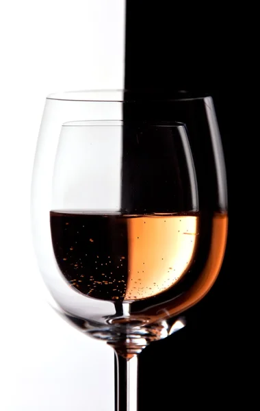 Copos de vinho com contraste — Fotografia de Stock