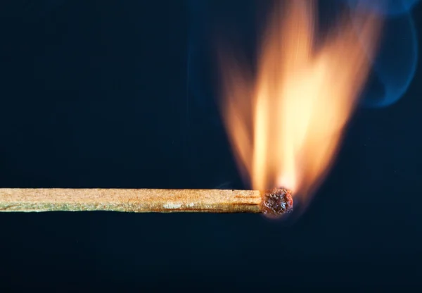 Ein Streichholz brennt — Stockfoto