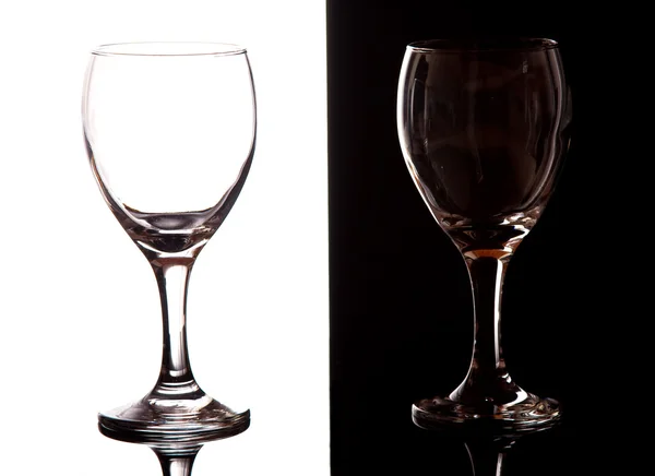 Μαύρο και άσπρο αντίθεση κρασί γυαλιά — Φωτογραφία Αρχείου