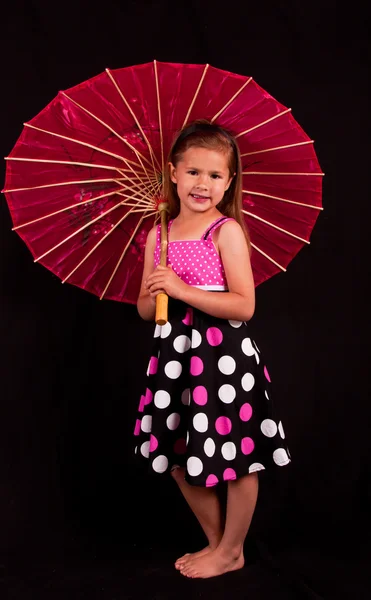 Malá dívka s růžový deštník — Stock fotografie