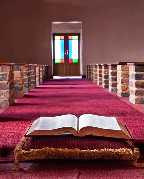 Biblia întinsă pe o pernă — Fotografie, imagine de stoc