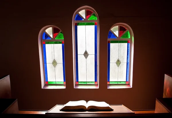 Iglesia con ventanas de vidrio de plomo —  Fotos de Stock