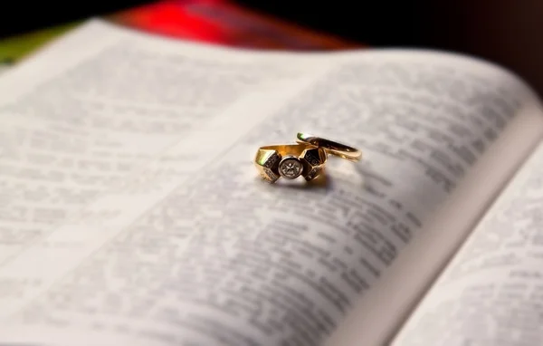 Close up of wedding rings — Stock Photo, Image