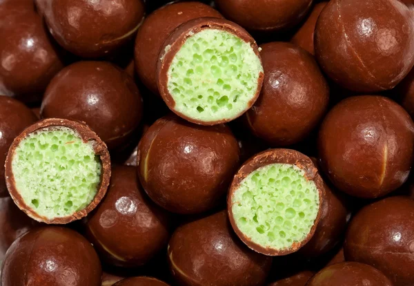 Drie halveren chocolade ballen — Stockfoto