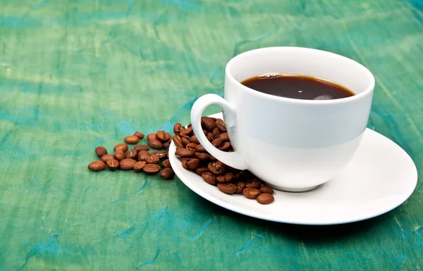 Tazza e soucer con caffè nero — Foto Stock