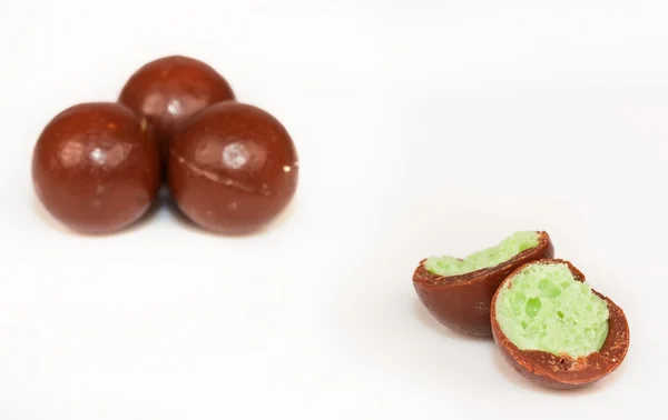 Dwa połowę piłki czekolady — Zdjęcie stockowe