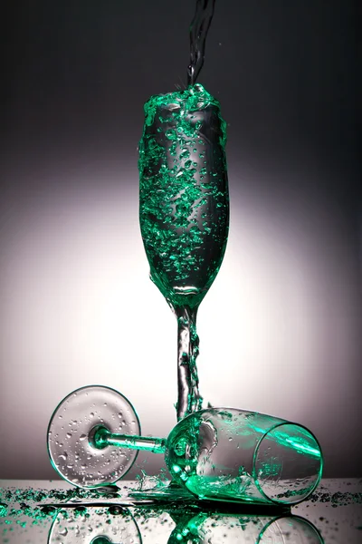 Champaigne vidro transbordando com líquido — Fotografia de Stock
