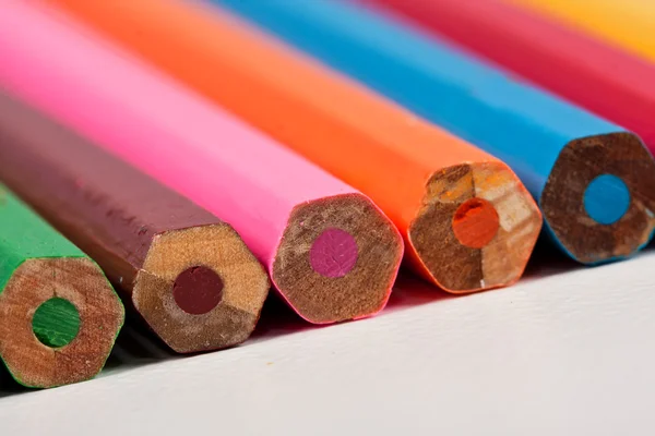 Lápis embalados em uma fileira com a parte traseira voltada para a frente — Fotografia de Stock