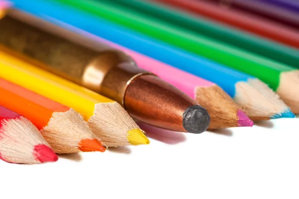 Geweer opsommingsteken in een rij met potloden — Stockfoto