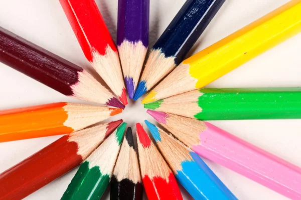 Barevné tužky ležící v kruhu — Stock fotografie