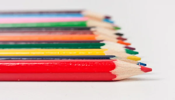 Barevné tužky v rovné řadě — Stock fotografie